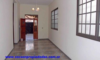 V523 Villa Sarmiento Venta Casa en PH 5 amb.con cochera, patio y piscina Impecable
