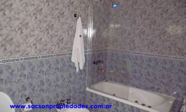 V523 Villa Sarmiento Venta Casa en PH 5 amb.con cochera, patio y piscina Impecable
