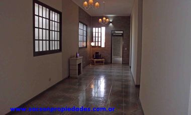 V523 Villa Sarmiento Venta Casa en PH 5 amb.con cochera, patio y piscina Impecable