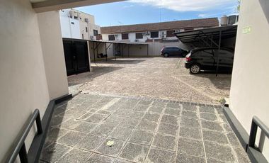 Cochera cubierta. Villa Luzuriaga
