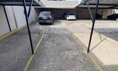 Cochera cubierta. Villa Luzuriaga