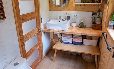 TINY HOUSE AMOBLADA EN PARCELA CON HERMOSO BOSQUE NATIVO