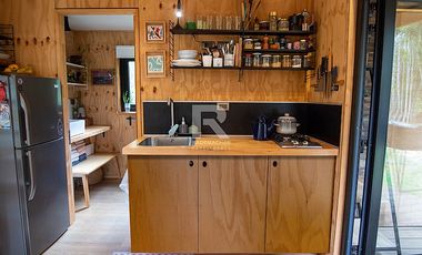 TINY HOUSE AMOBLADA EN PARCELA CON HERMOSO BOSQUE NATIVO
