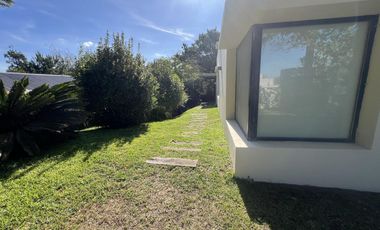 Casa en venta - 3 Dormitorios 2 Baños - 275Mts2 - Ostende