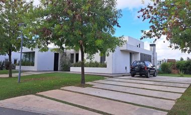 CASA 4 AMBIENTES EN ALQUILER EN TERRAVISTA