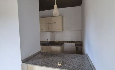 MONOAMBIENTE EN ALQUILER CON BALCÓN Y PARRILLA A PASOS DE LA COSTANERA.-