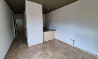 MONOAMBIENTE EN ALQUILER CON BALCÓN Y PARRILLA A PASOS DE LA COSTANERA.-