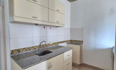MONOAMBIENTE EN ALQUILER CON BALCÓN Y PARRILLA A PASOS DE LA COSTANERA.-