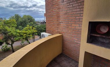 MONOAMBIENTE EN ALQUILER CON BALCÓN Y PARRILLA A PASOS DE LA COSTANERA.-