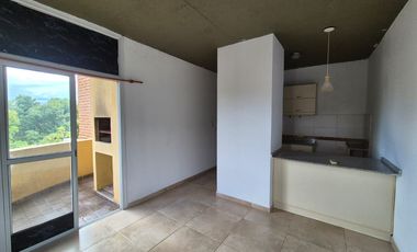 MONOAMBIENTE EN ALQUILER CON BALCÓN Y PARRILLA A PASOS DE LA COSTANERA.-
