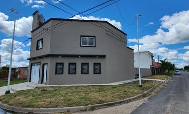 MODERNA CASA DE 3 DORMITORIOS