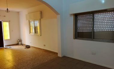ALQUILER CASA 3 AMBIENTES CON GARAGE LOTE PROPIO