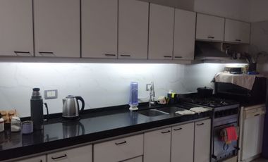 Casa en VENTA de 3 dormitorios, quincho, parque y garaje en Guernica este.