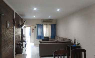 Casa en VENTA de 3 dormitorios, quincho, parque y garaje en Guernica este.