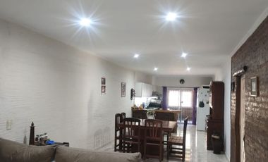 Casa en VENTA de 3 dormitorios, quincho, parque y garaje en Guernica este.
