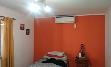 Casa en VENTA de 3 dormitorios, quincho, parque y garaje en Guernica este.