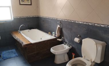 Casa en VENTA de 3 dormitorios, quincho, parque y garaje en Guernica este.