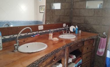 Casa en VENTA de 3 dormitorios, quincho, parque y garaje en Guernica este.