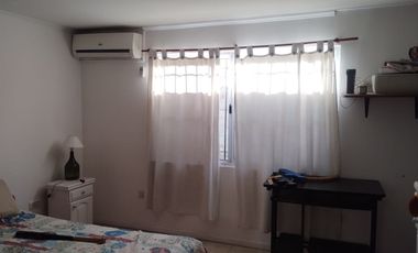 Casa en VENTA de 3 dormitorios, quincho, parque y garaje en Guernica este.