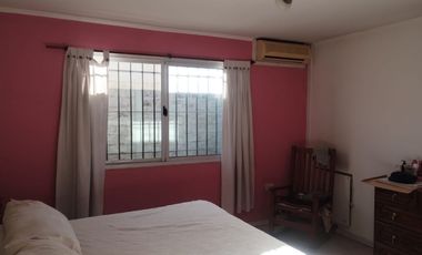 Casa en VENTA de 3 dormitorios, quincho, parque y garaje en Guernica este.