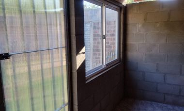 Casa en VENTA de 3 dormitorios, quincho, parque y garaje en Guernica este.