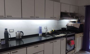 Casa en VENTA de 3 dormitorios, quincho, parque y garaje en Guernica este.