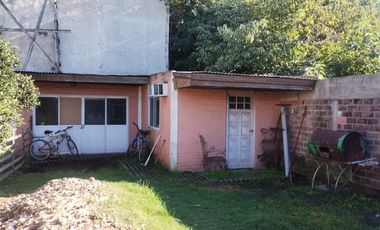 Casa en VENTA de 3 dormitorios, quincho, parque y garaje en Guernica este.