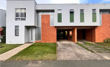 CASA EN VENTA EN JAMUND -  VISTA AL PARQUE Y AMPLIOS ESPACIOS