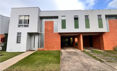 CASA EN VENTA EN JAMUND -  VISTA AL PARQUE Y AMPLIOS ESPACIOS