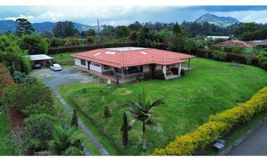 Se vende finca en construcción tradicional en unidad cerrada en La Cej