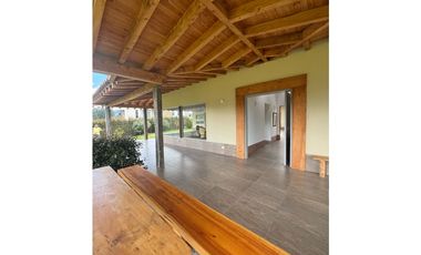 Se vende finca en construcción tradicional en unidad cerrada en La Cej