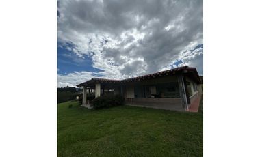 Se vende finca en construcción tradicional en unidad cerrada en La Cej