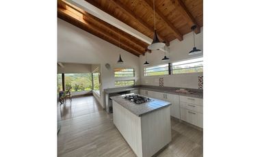 Se vende finca en construcción tradicional en unidad cerrada en La Cej
