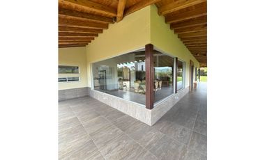 Se vende finca en construcción tradicional en unidad cerrada en La Cej