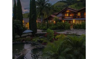 VENTA lujosa FINCA en Copacabana. Unidad cerrada.