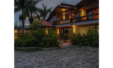 VENTA lujosa FINCA en Copacabana. Unidad cerrada.