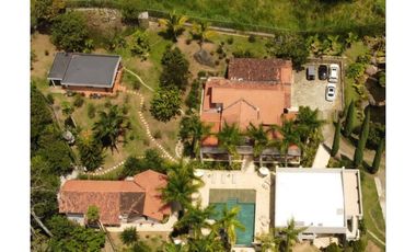VENTA lujosa FINCA en Copacabana. Unidad cerrada.