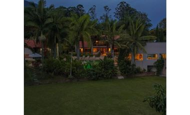 VENTA lujosa FINCA en Copacabana. Unidad cerrada.