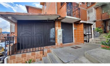 Excelente oportunidad, Casa con 3 Locales Comerciales en Robledo