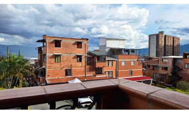 Excelente oportunidad, Casa con 3 Locales Comerciales en Robledo