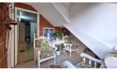 Excelente oportunidad, Casa con 3 Locales Comerciales en Robledo