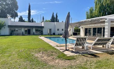 VENTA CASA DE CATEGORIA AMOBLADA EN RIVADAVIA.