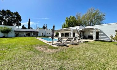 VENTA CASA DE CATEGORIA AMOBLADA EN RIVADAVIA.