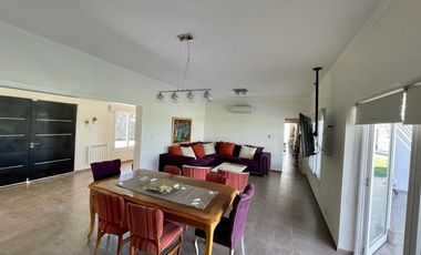 VENTA CASA DE CATEGORIA AMOBLADA EN RIVADAVIA.