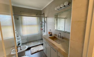 VENTA CASA DE CATEGORIA AMOBLADA EN RIVADAVIA.