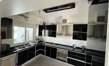 VENTA CASA DE CATEGORIA AMOBLADA EN RIVADAVIA.