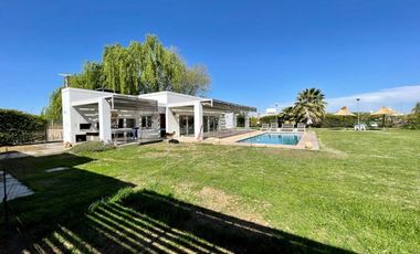 VENTA CASA DE CATEGORIA AMOBLADA EN RIVADAVIA.