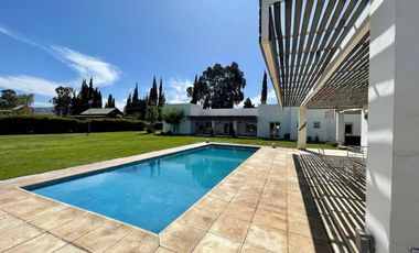 VENTA CASA DE CATEGORIA AMOBLADA EN RIVADAVIA.