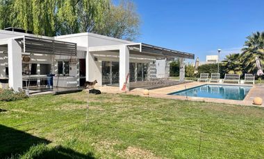 VENTA CASA DE CATEGORIA AMOBLADA EN RIVADAVIA.