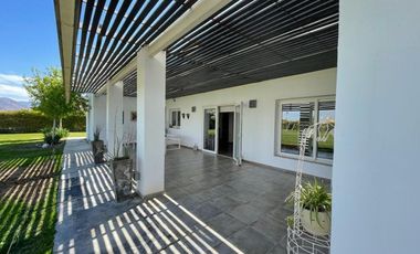 VENTA CASA DE CATEGORIA AMOBLADA EN RIVADAVIA.